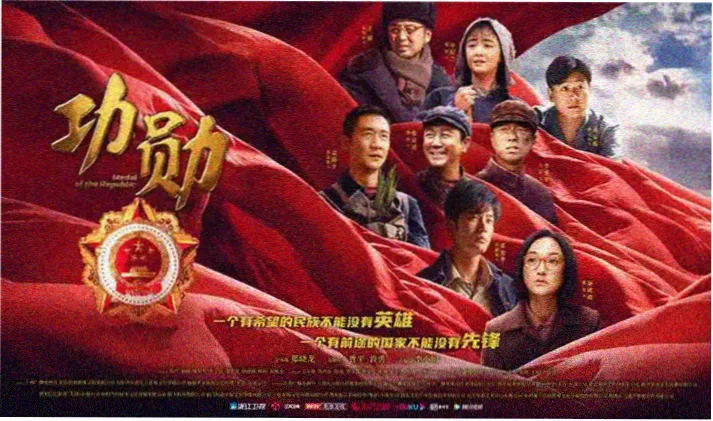 夫妻在家看电影的氛围场景